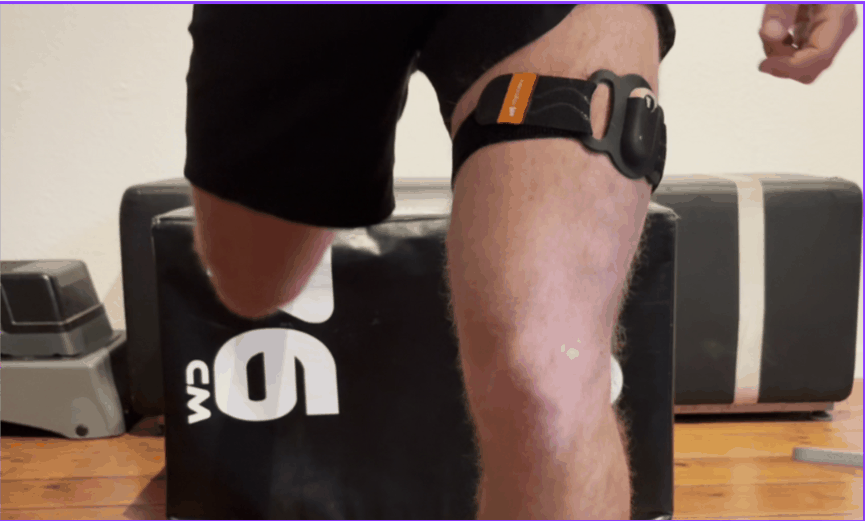 Capteur Myocells posé sur la cuisse pendant une fente