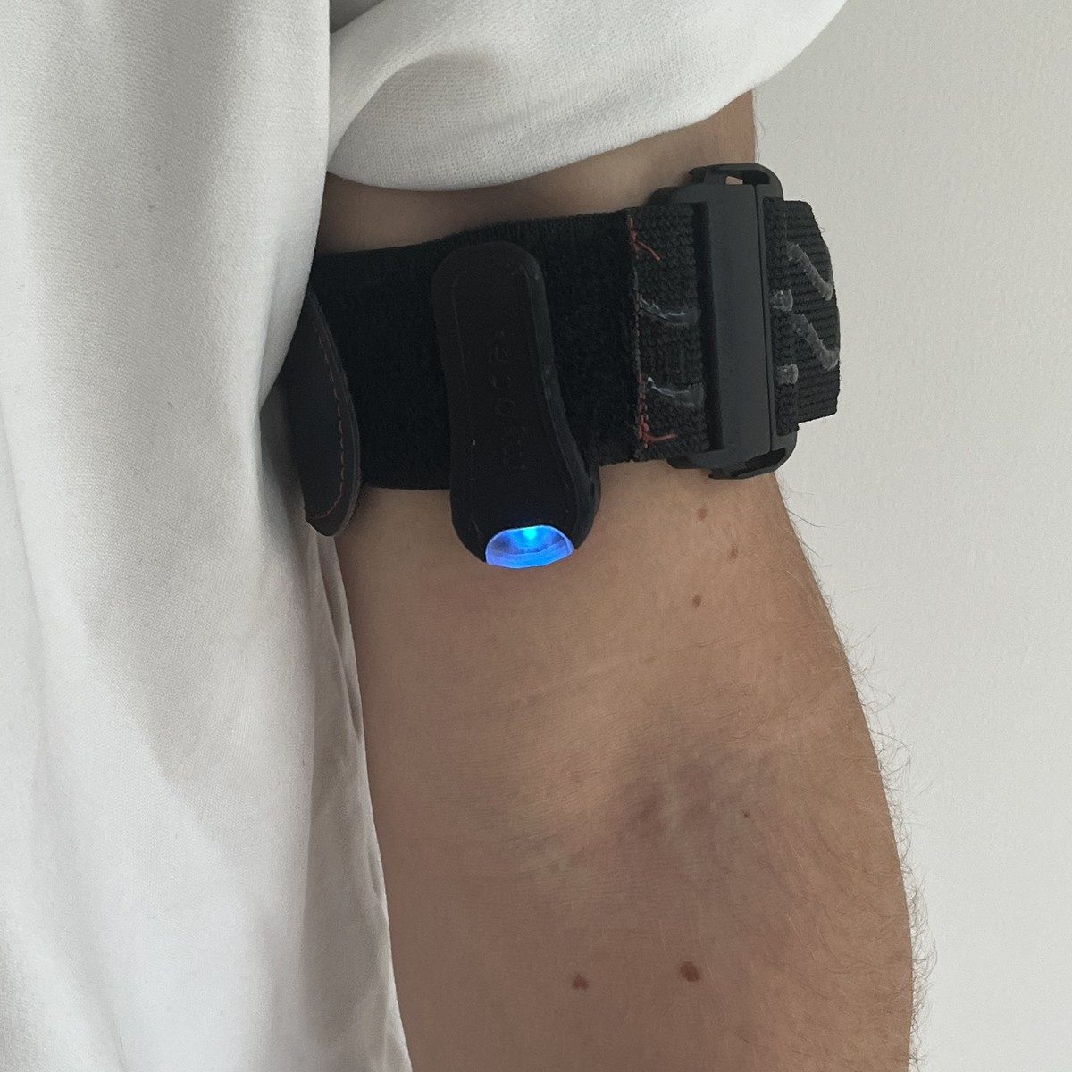 Capteur maintenu par la sangle MyoStrap 40 sur le même muscle