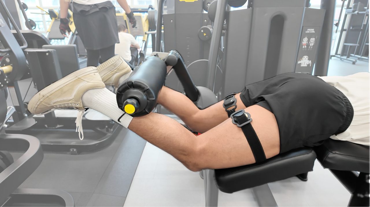 Position de MVIC : décubitus ventral sur la machine à leg curl allongé, genou fléchi à environ 90°, cheville sous le boudin, capteur strappé sur la face postérieure de cuisse